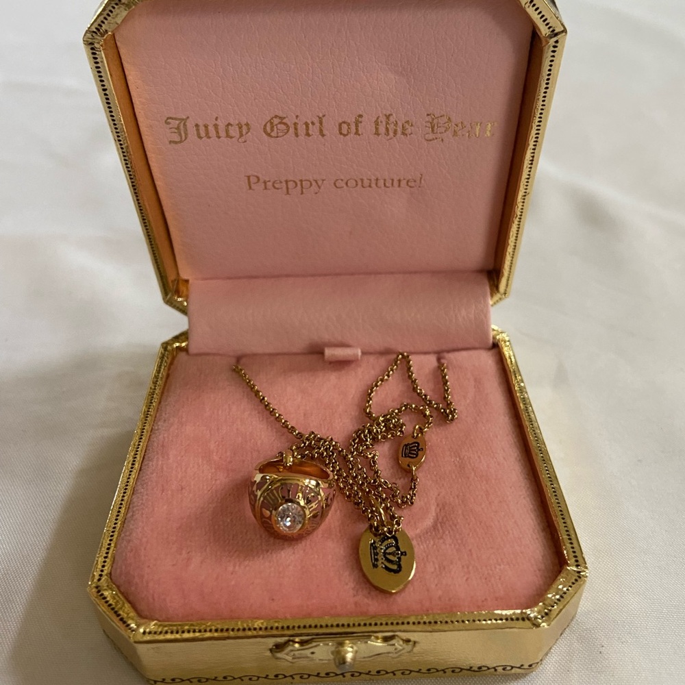 Limited Edition 2010 Juicy Couture Pam & Gela Pink Gold Class Ring Necklace